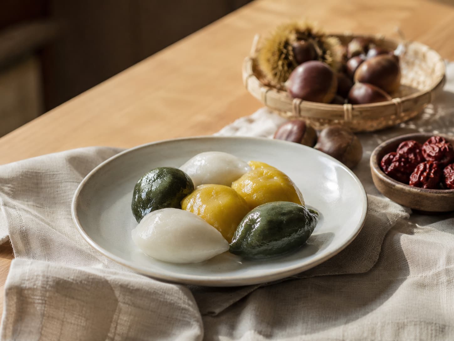Songpyeon rice cakes with chestnuts and jujubes for Chuseok